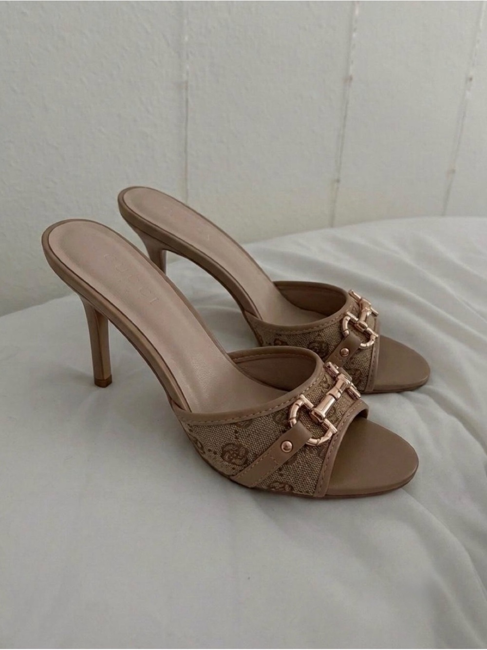 Women’s Open-Toe Kitten Heeled Slide with Gold Buckle Size 7 Brown and Beige - Picture 1 of 4